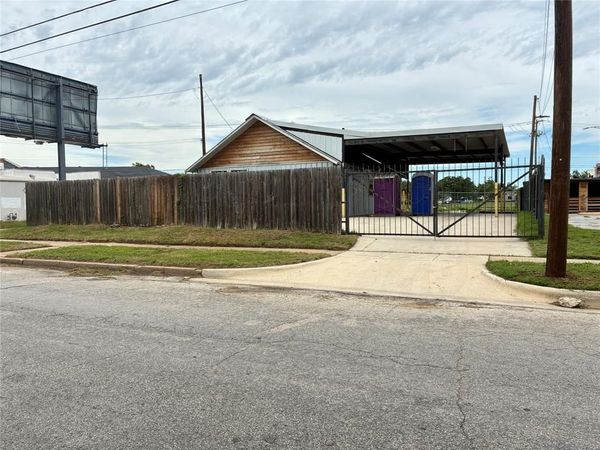 2800 E E Belknap , Fort Worth, TX 76111