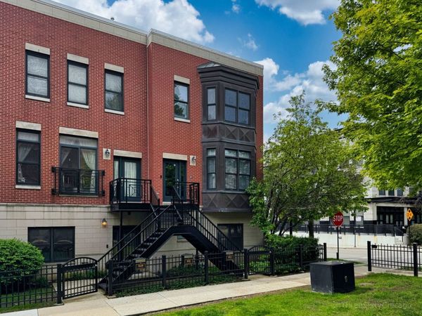 953 W College Parkway , Chicago, IL 60608