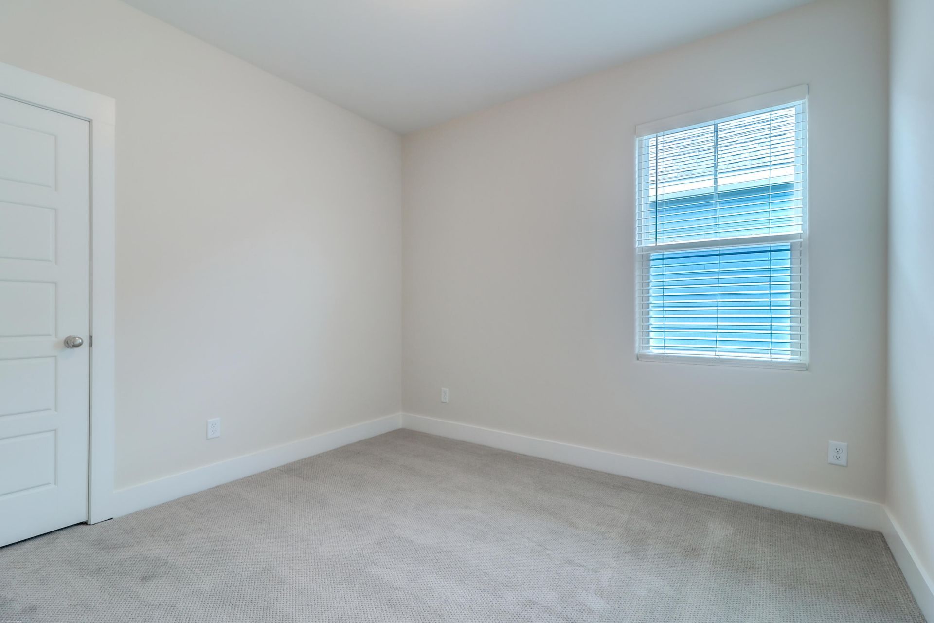 243 Symphony Avenue Photo 13