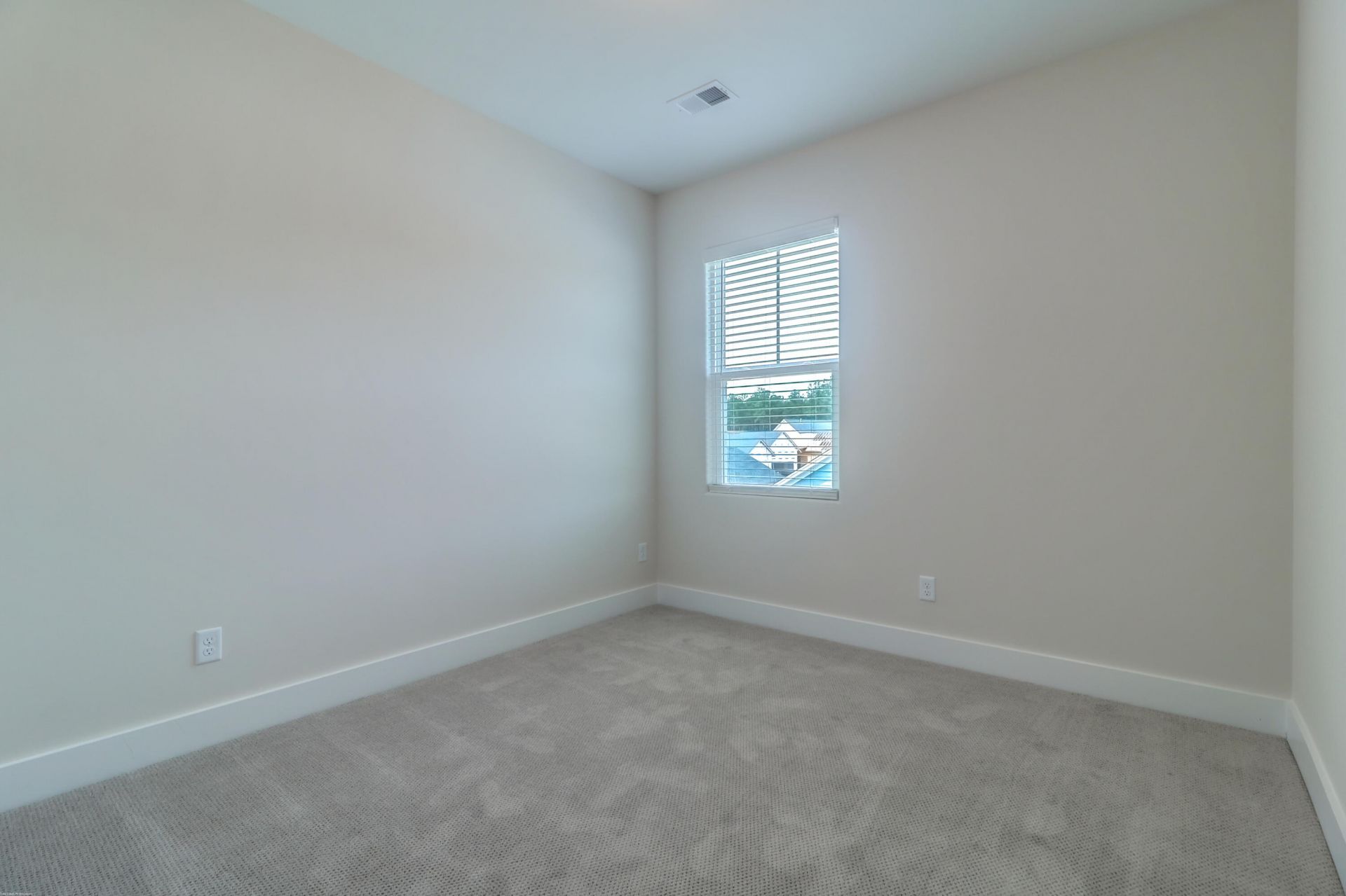 243 Symphony Avenue Photo 14