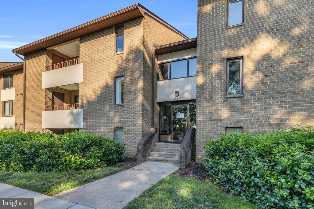 527 Florida Avenue, Unit T2, Herndon, VA 20170 Main Photo