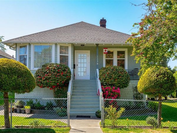 2238 Shakespeare St, Victoria, BC V8R 4G1
