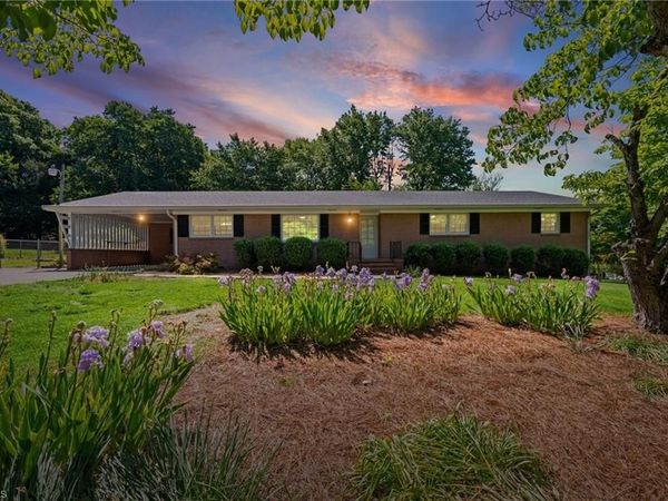 6595 Rollingwood Drive, Clemmons, NC 27012