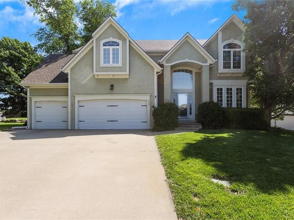 237 NE Hidden Ridge Circle, Lee's Summit, MO 64064