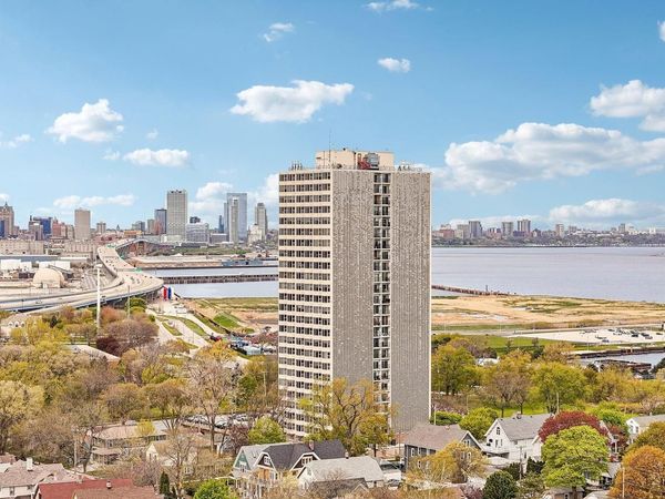 2525 Shore DRIVE, Unit 14B, Milwaukee, WI 53207