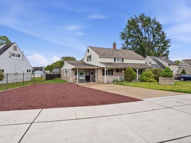 22 INBROOK ROAD, LEVITTOWN, PA 19057