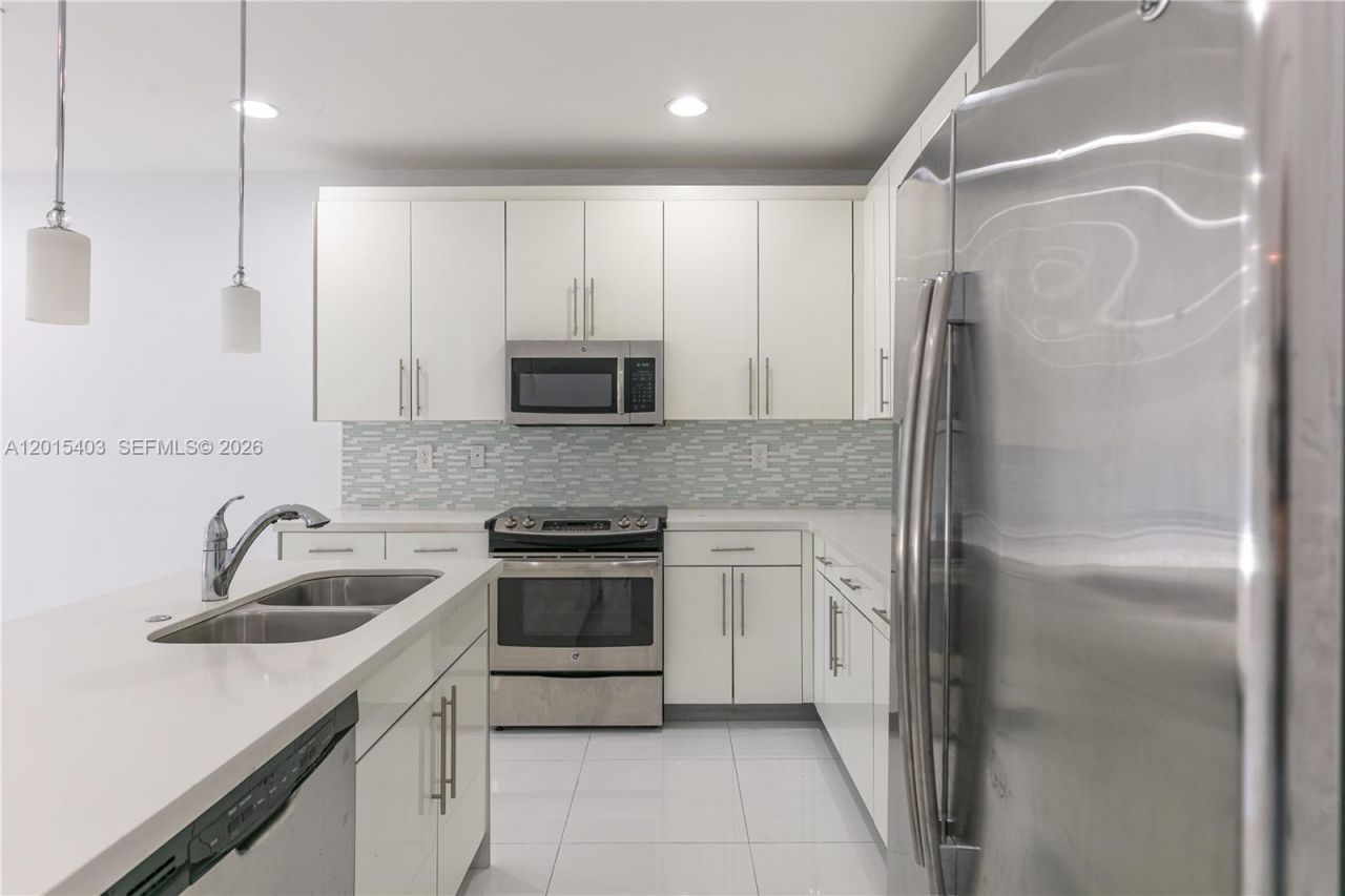 2610 NE 213th St , Unit 103, Miami, FL 33180 Photo