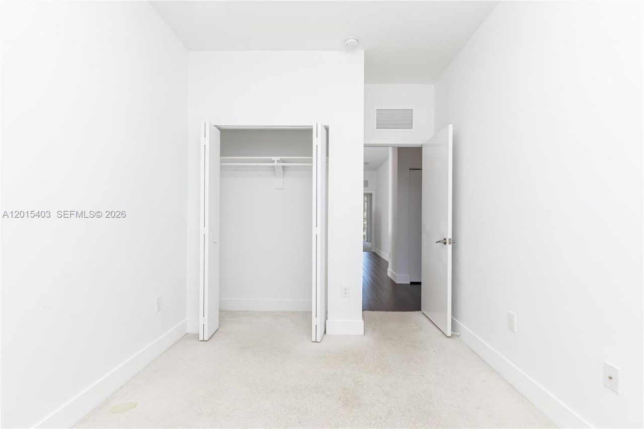2610 NE 213th St , Unit 103, Miami, FL 33180 Photo