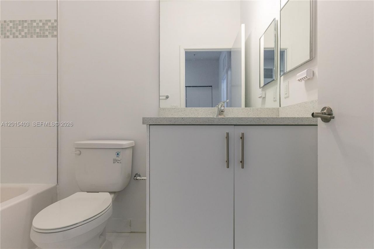 2610 NE 213th St , Unit 103, Miami, FL 33180 Photo