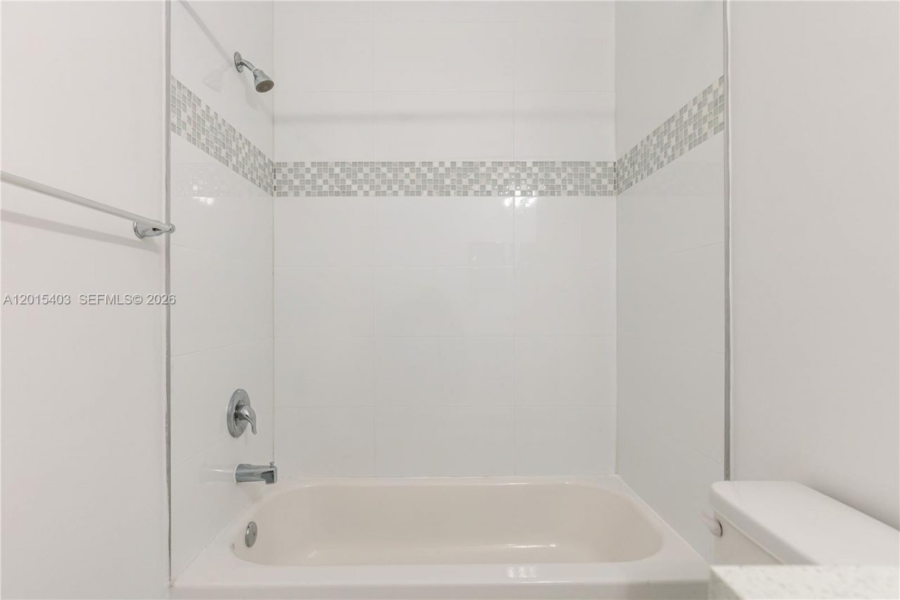 2610 NE 213th St , Unit 103, Miami, FL 33180 Photo