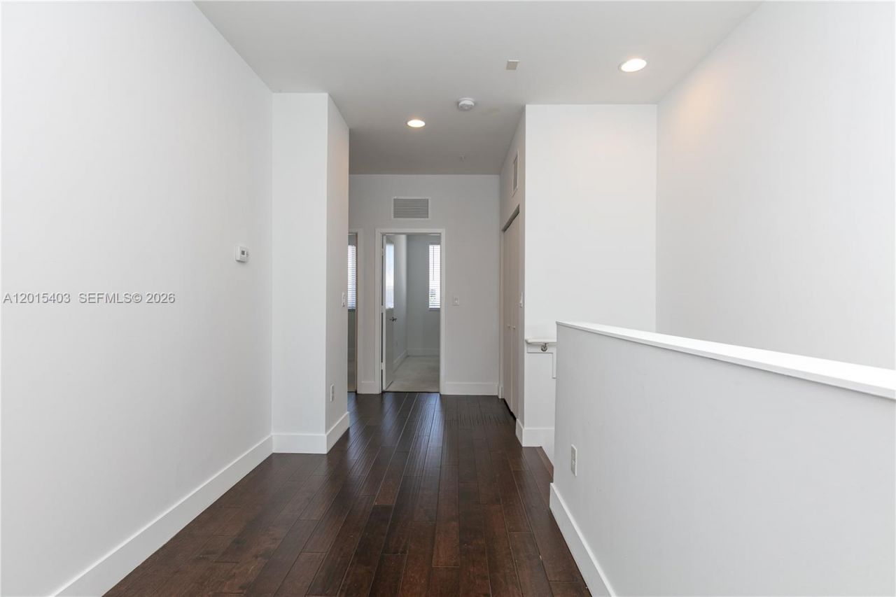 2610 NE 213th St , Unit 103, Miami, FL 33180 Photo
