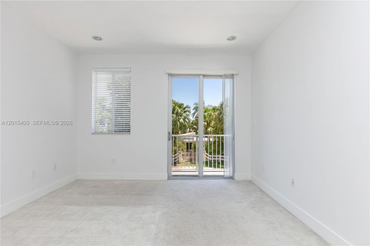 2610 NE 213th St , Unit 103, Miami, FL 33180 Photo