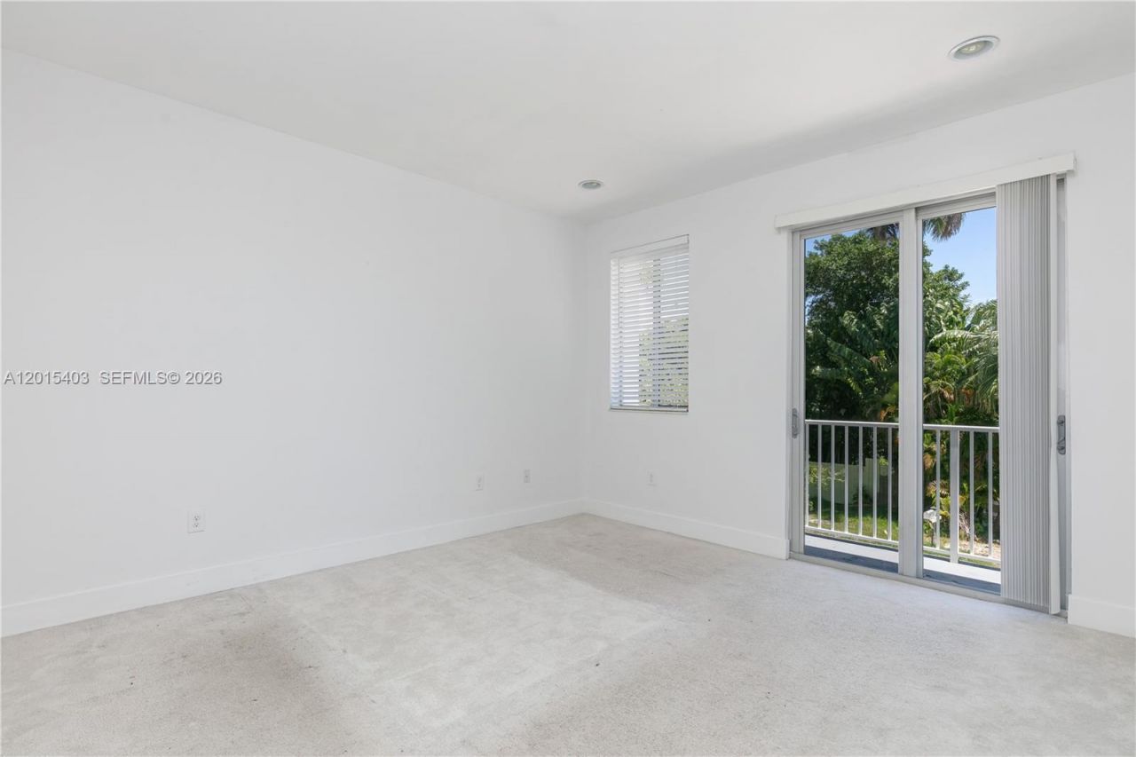 2610 NE 213th St , Unit 103, Miami, FL 33180 Photo
