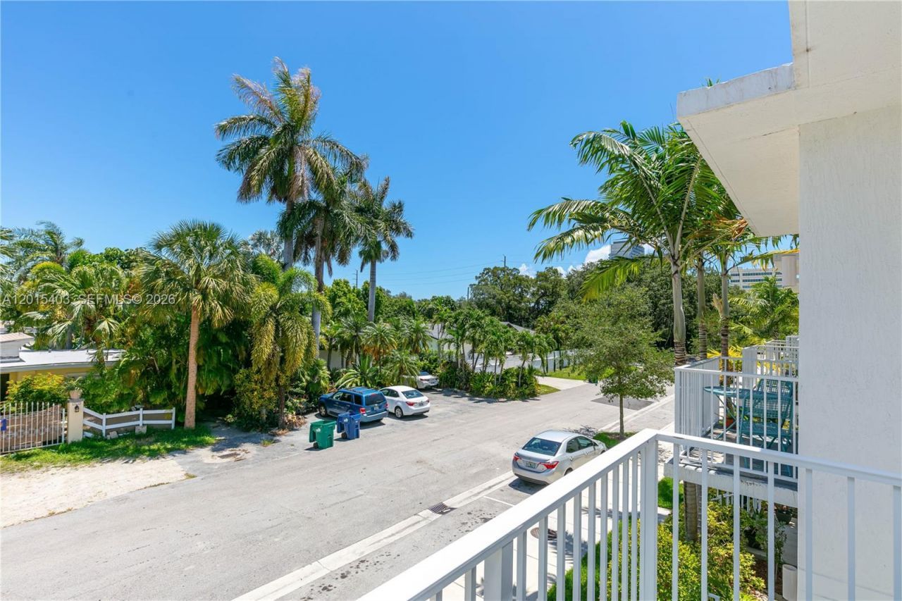 2610 NE 213th St , Unit 103, Miami, FL 33180 Photo
