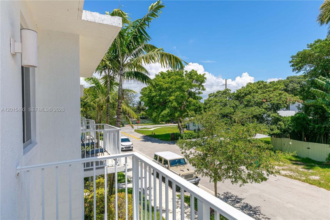 2610 NE 213th St , Unit 103, Miami, FL 33180 Photo
