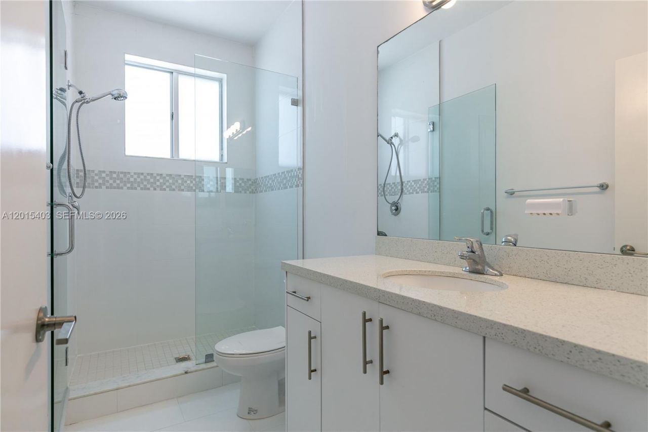 2610 NE 213th St , Unit 103, Miami, FL 33180 Photo