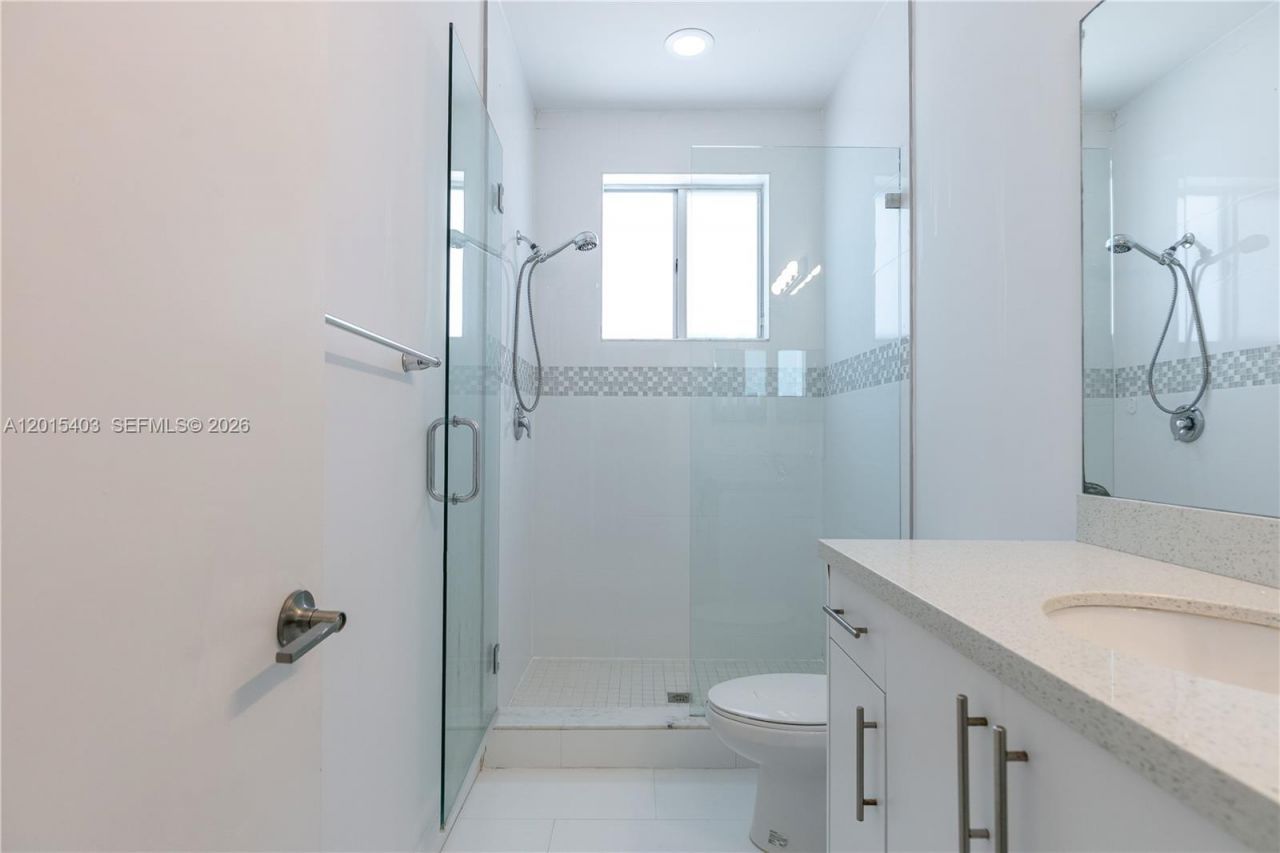 2610 NE 213th St , Unit 103, Miami, FL 33180 Photo