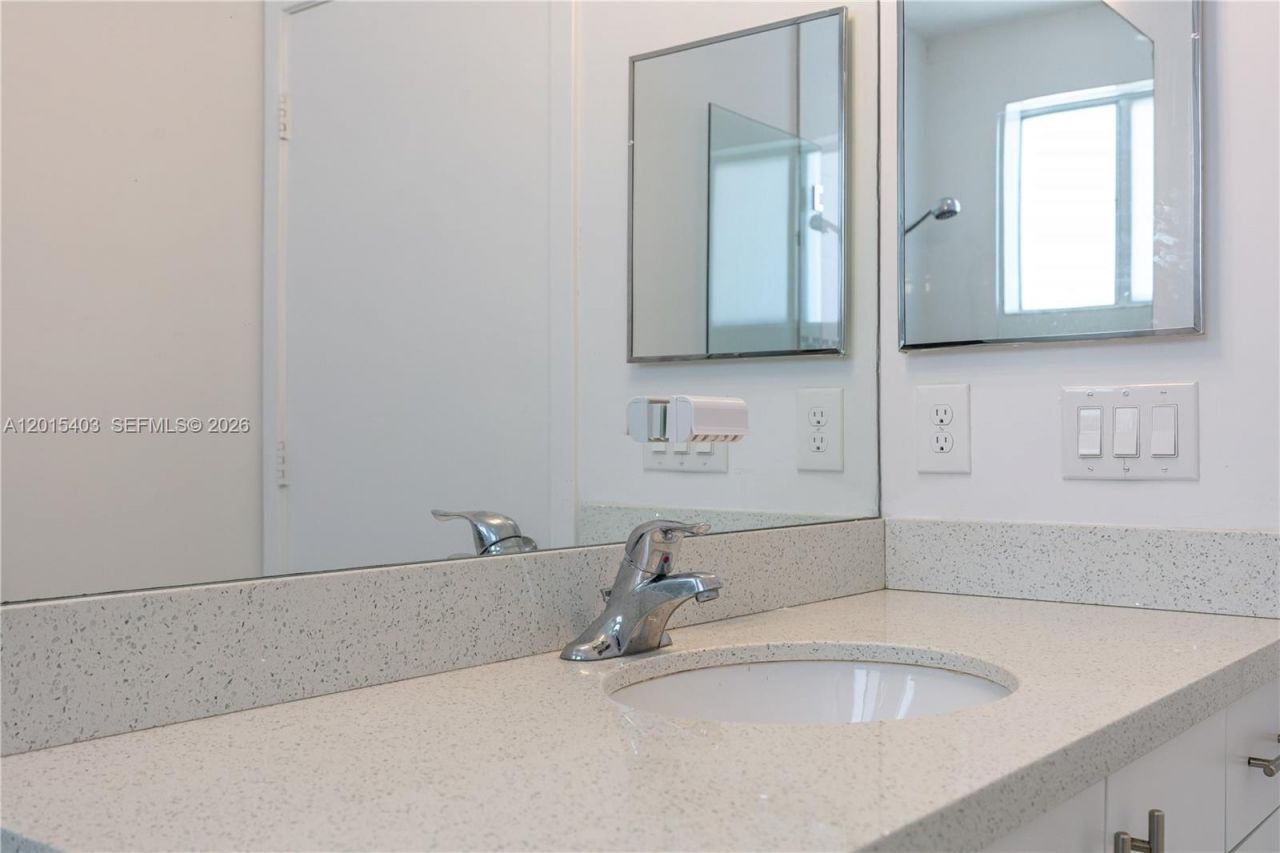 2610 NE 213th St , Unit 103, Miami, FL 33180 Photo