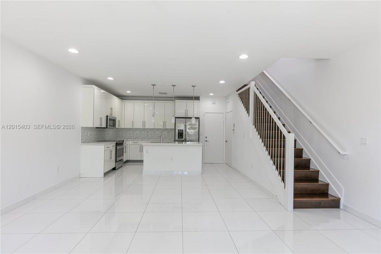 2610 NE 213th St , Unit 103, Miami, FL 33180 Photo