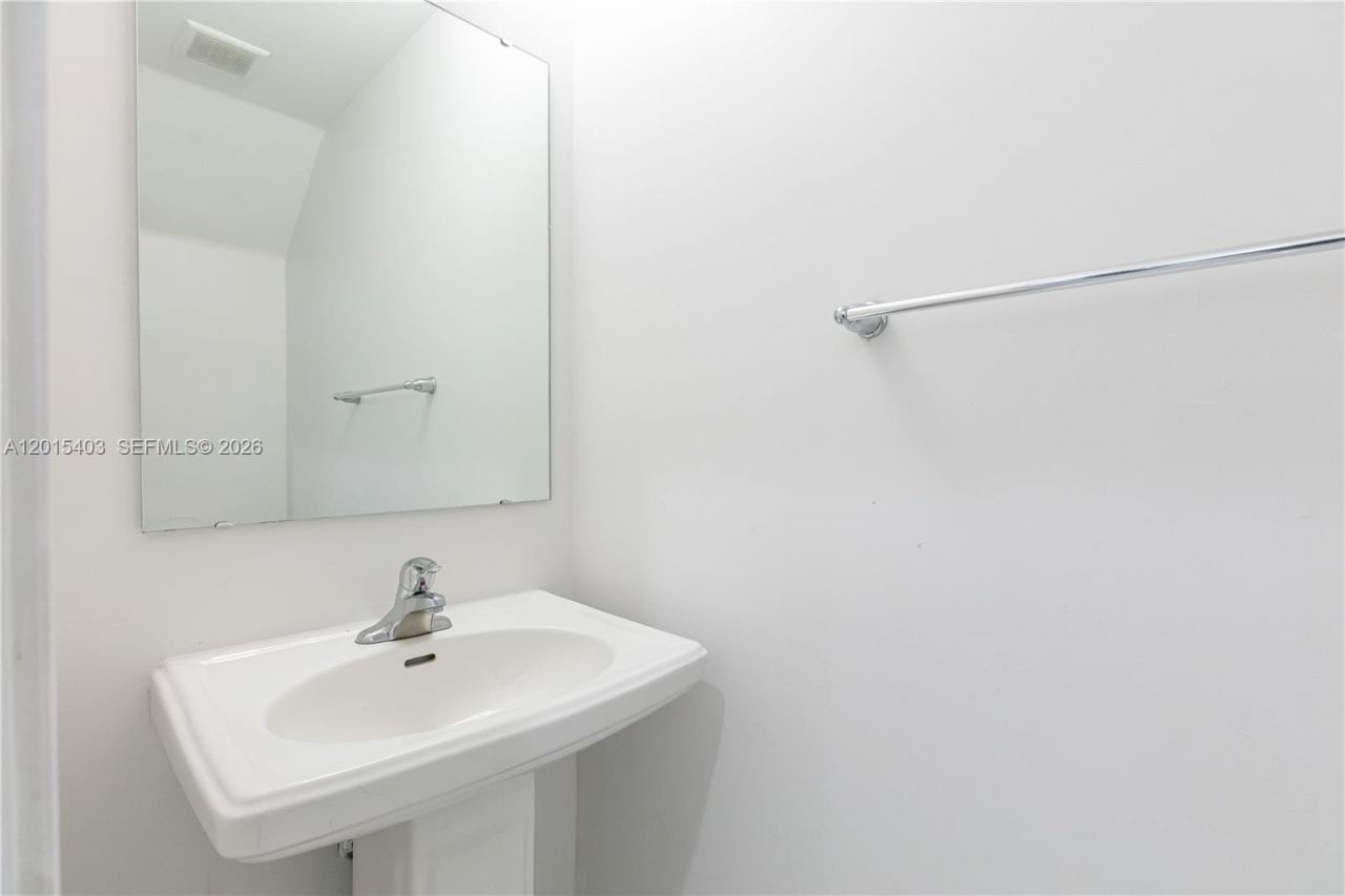 2610 NE 213th St , Unit 103, Miami, FL 33180 Photo