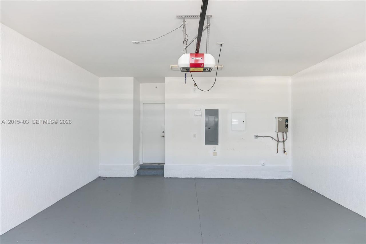 2610 NE 213th St , Unit 103, Miami, FL 33180 Photo