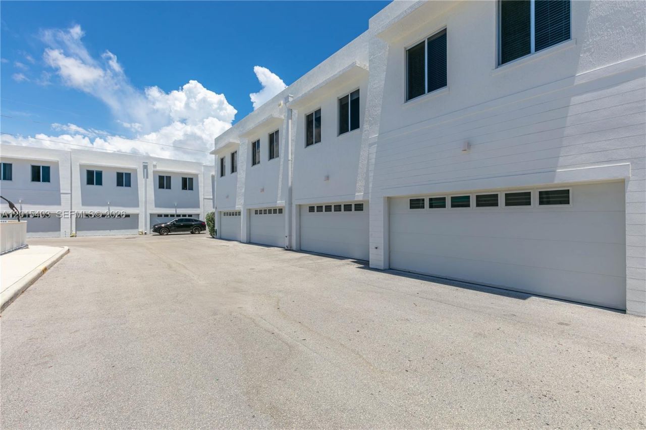 2610 NE 213th St , Unit 103, Miami, FL 33180 Photo