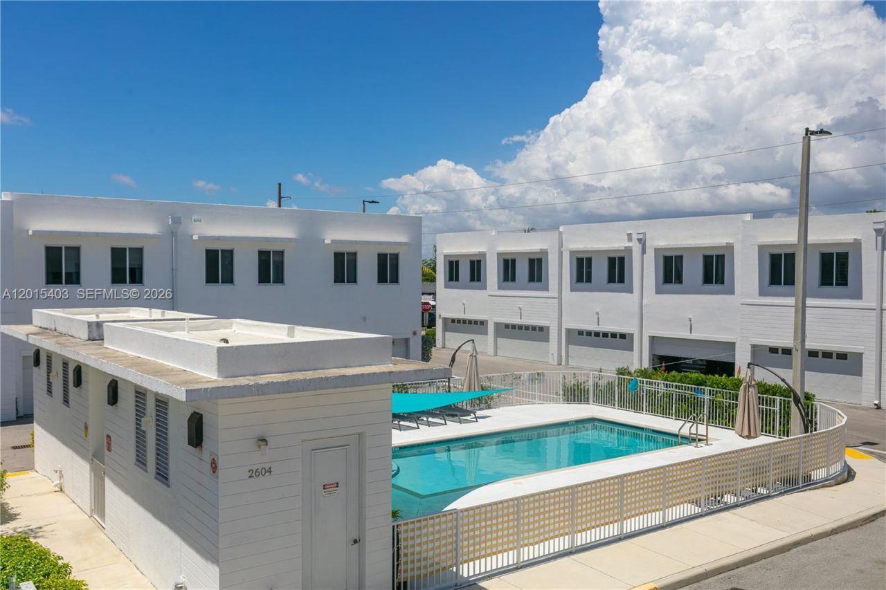 2610 NE 213th St , Unit 103, Miami, FL 33180 Photo