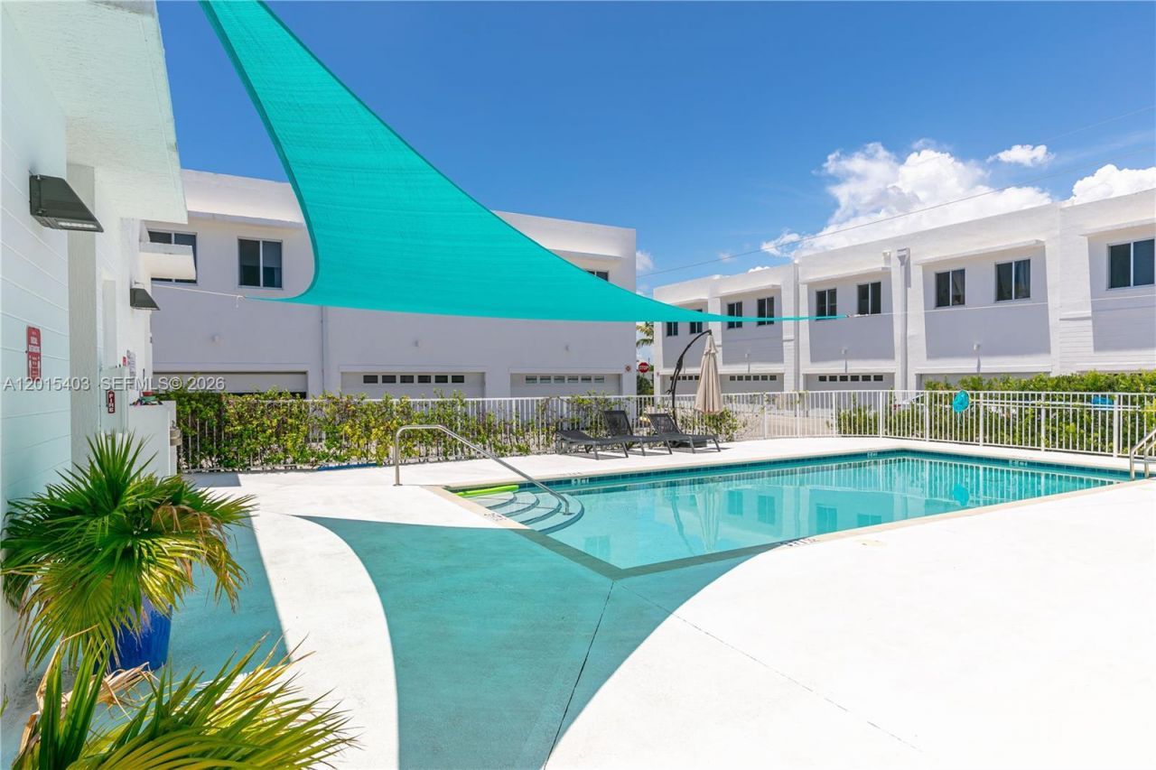 2610 NE 213th St , Unit 103, Miami, FL 33180 Photo
