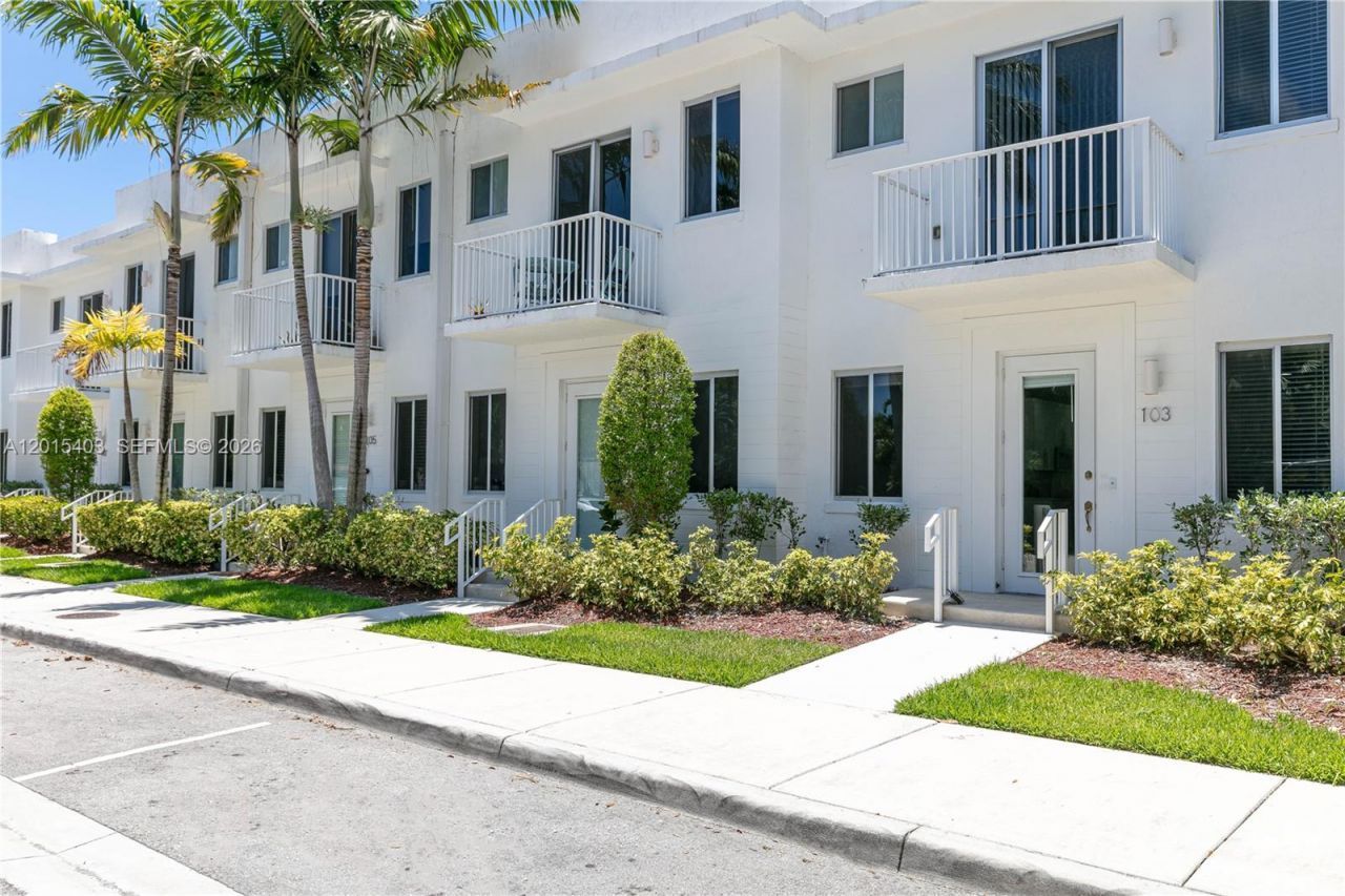 2610 NE 213th St , Unit 103, Miami, FL 33180 Photo