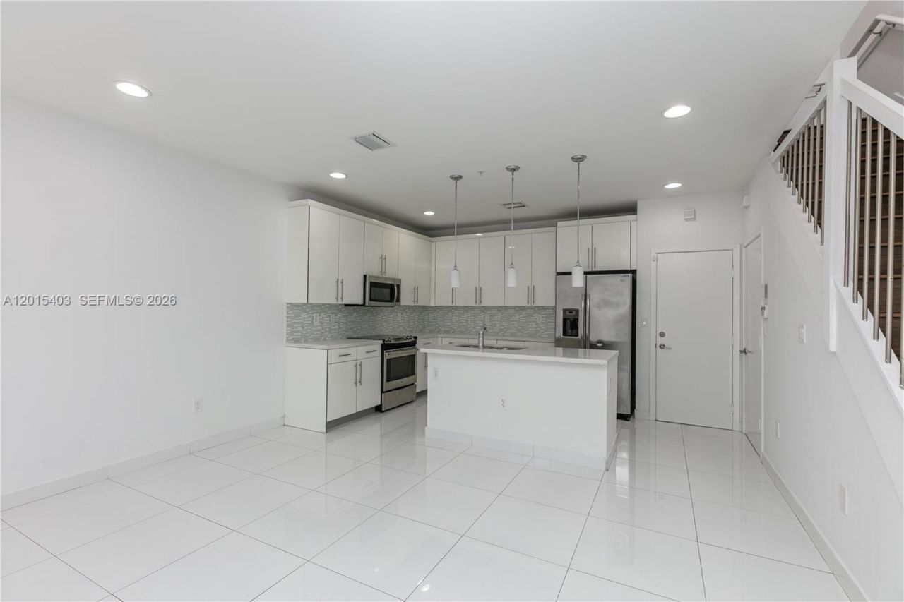 2610 NE 213th St , Unit 103, Miami, FL 33180 Photo