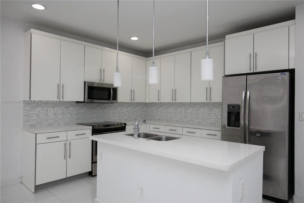 2610 NE 213th St , Unit 103, Miami, FL 33180 Photo