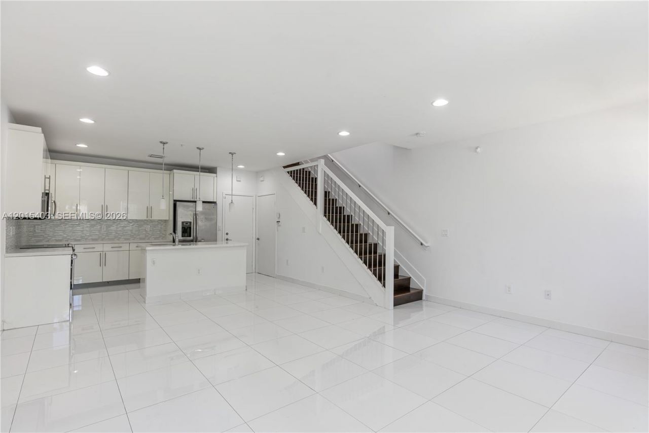 2610 NE 213th St , Unit 103, Miami, FL 33180 Photo