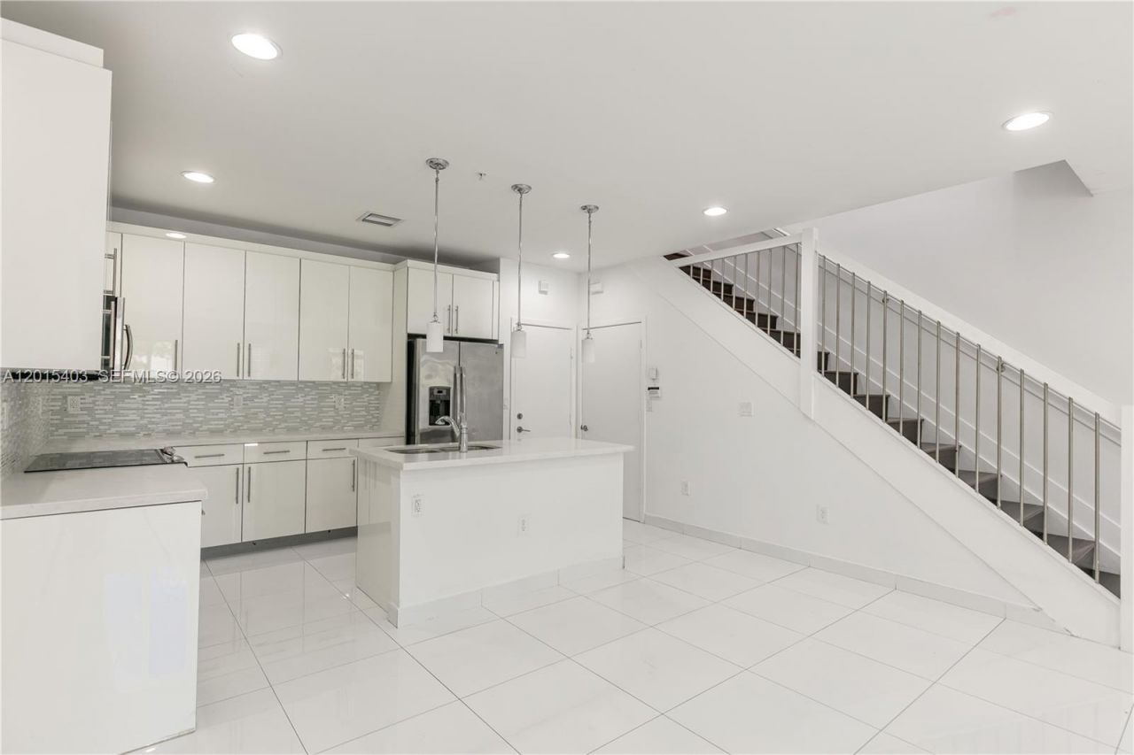 2610 NE 213th St , Unit 103, Miami, FL 33180 Photo