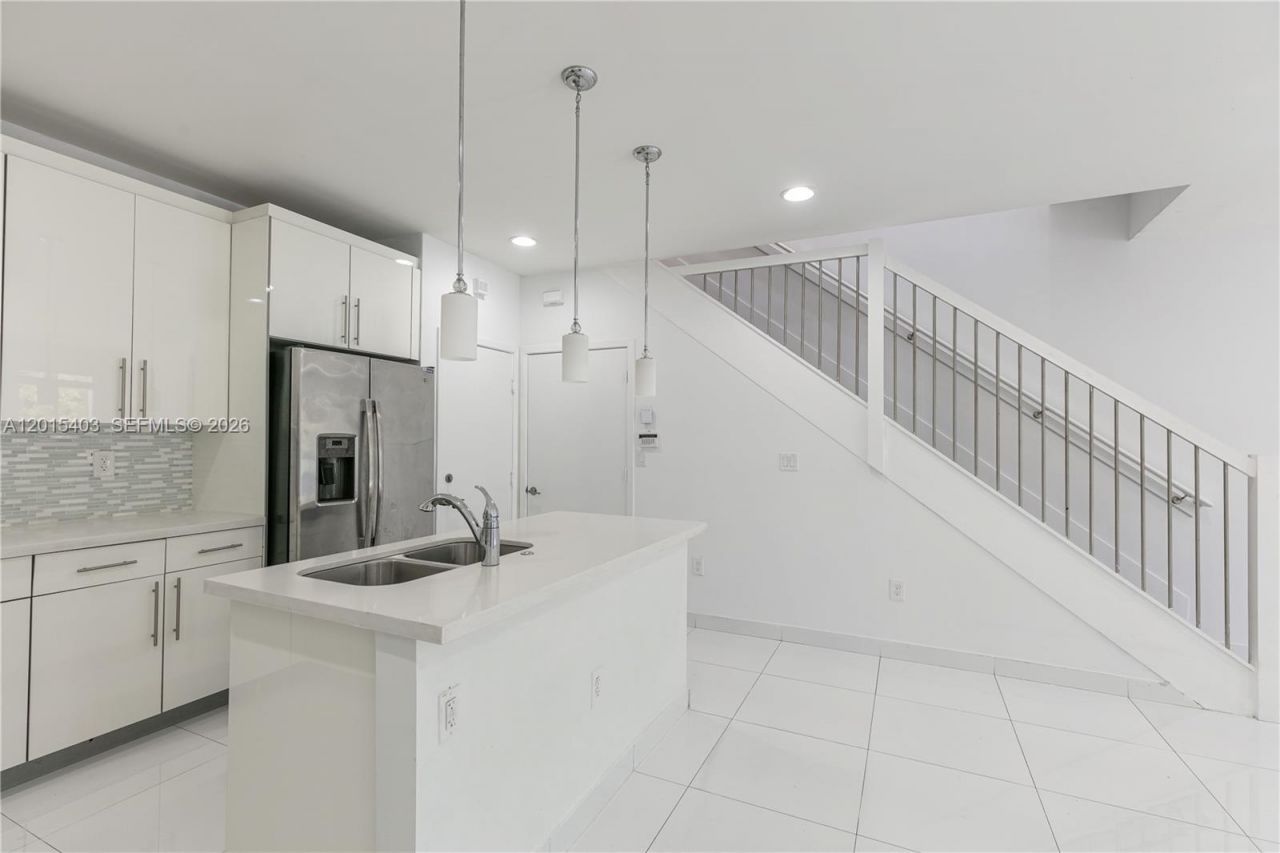 2610 NE 213th St , Unit 103, Miami, FL 33180 Photo