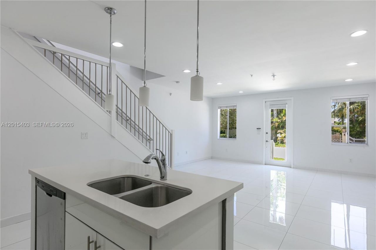 2610 NE 213th St , Unit 103, Miami, FL 33180 Photo