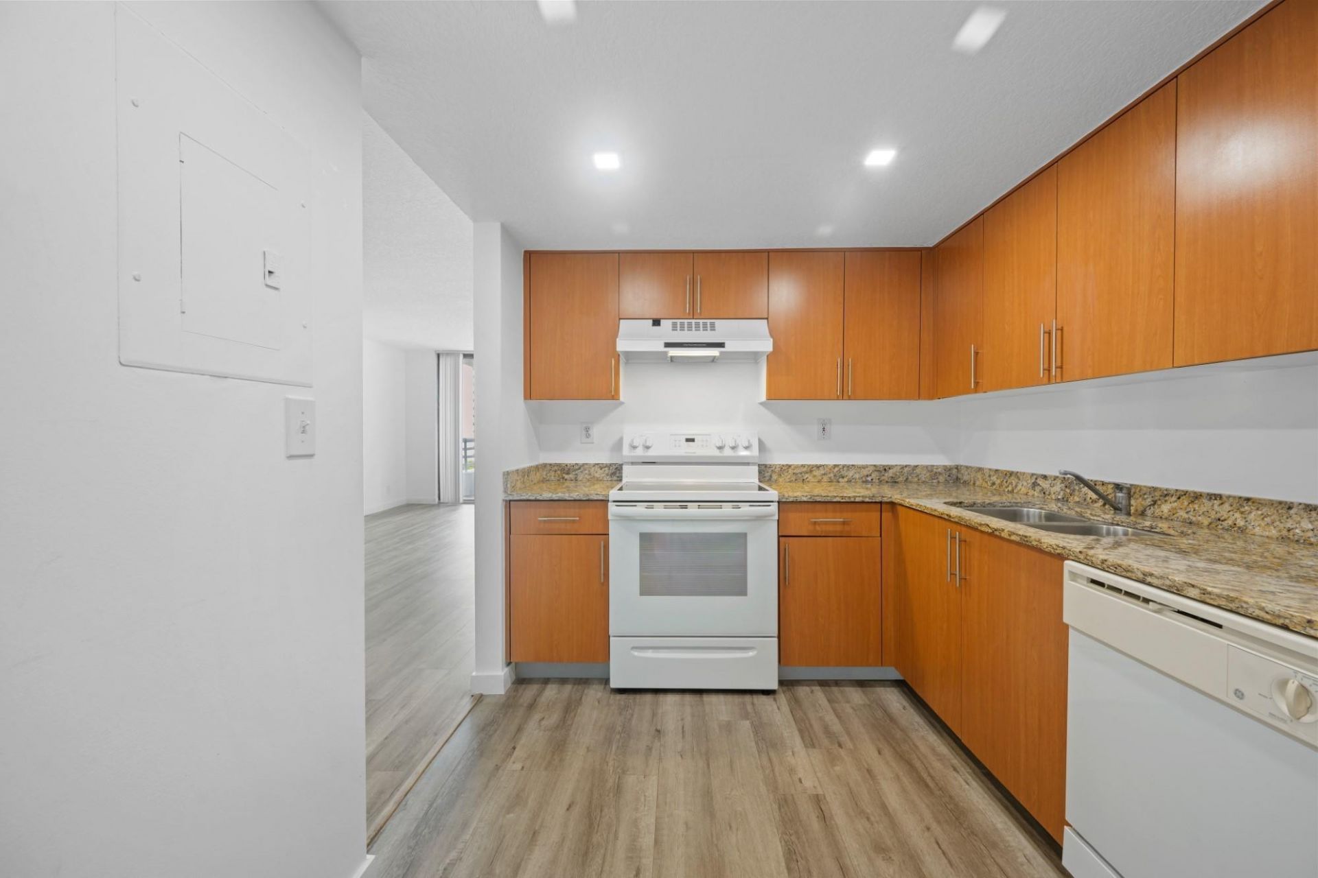 3300 NE 192nd Street, Unit 915, Aventura, FL 33180 Photo