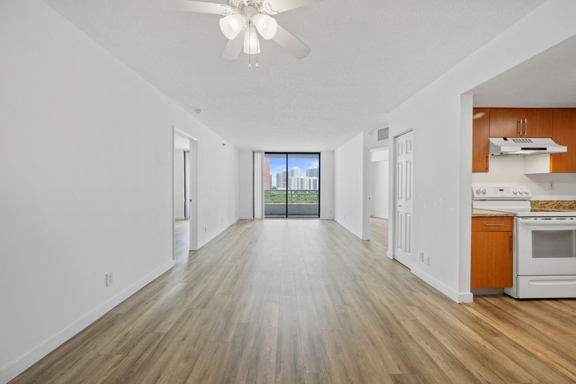 3300 NE 192nd Street, Unit 915, Aventura, FL 33180 Photo