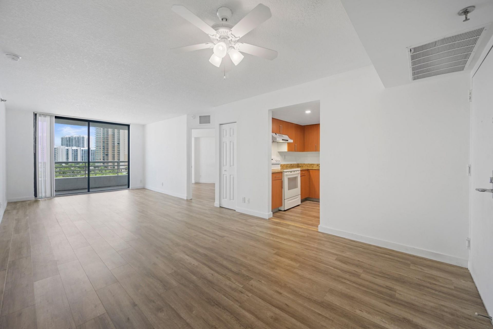 3300 NE 192nd Street, Unit 915, Aventura, FL 33180 Photo