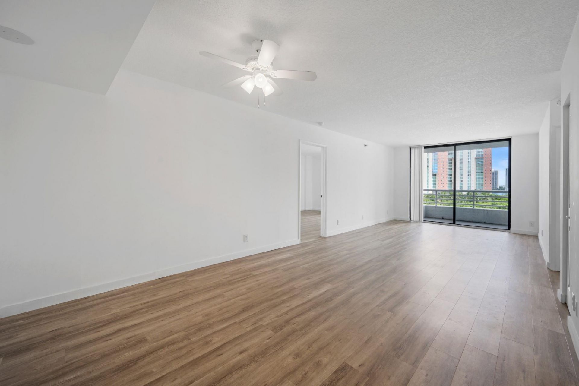 3300 NE 192nd Street, Unit 915, Aventura, FL 33180 Photo