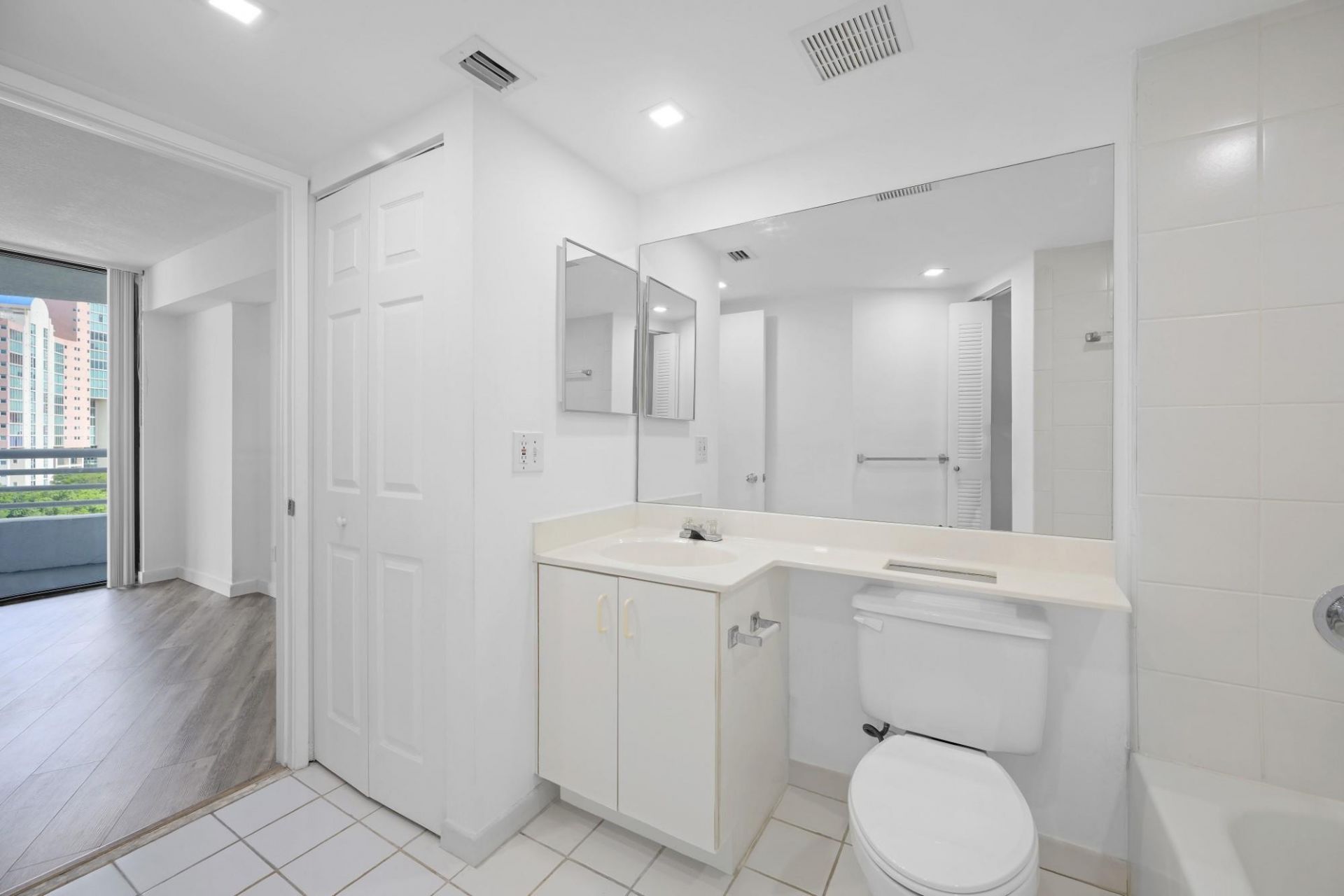 3300 NE 192nd Street, Unit 915, Aventura, FL 33180 Photo