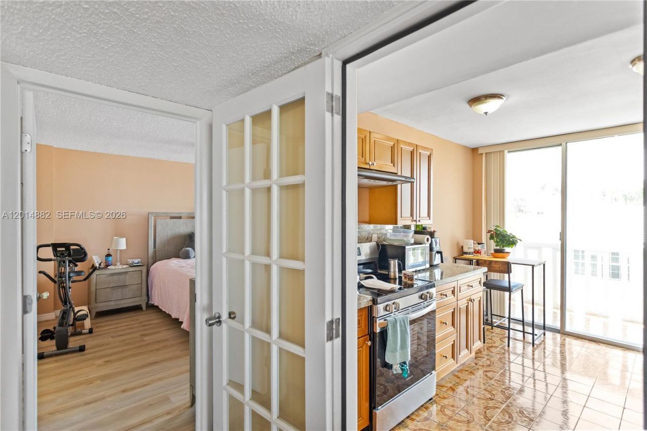 8530 Byron Ave, Unit 302, Miami Beach, FL 33141 Photo