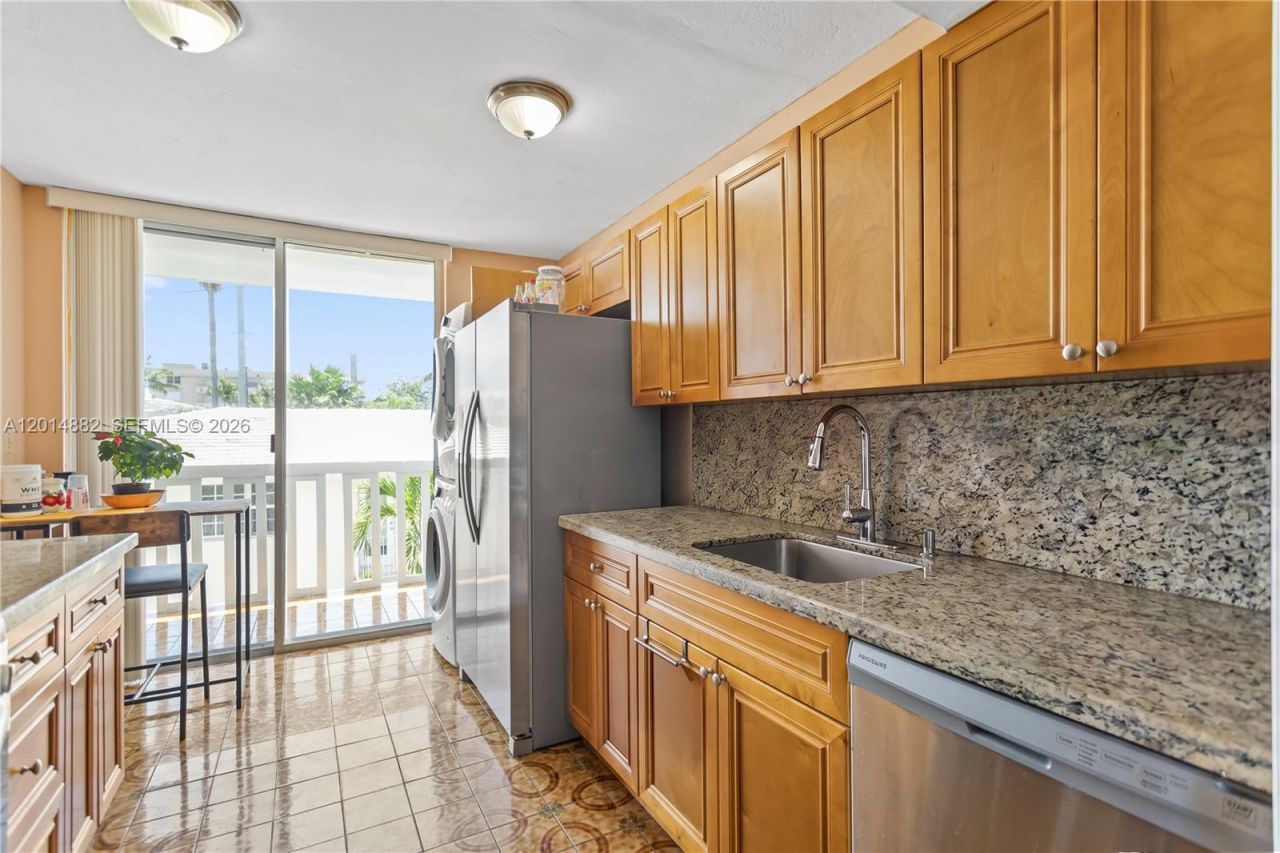 8530 Byron Ave, Unit 302, Miami Beach, FL 33141 Photo