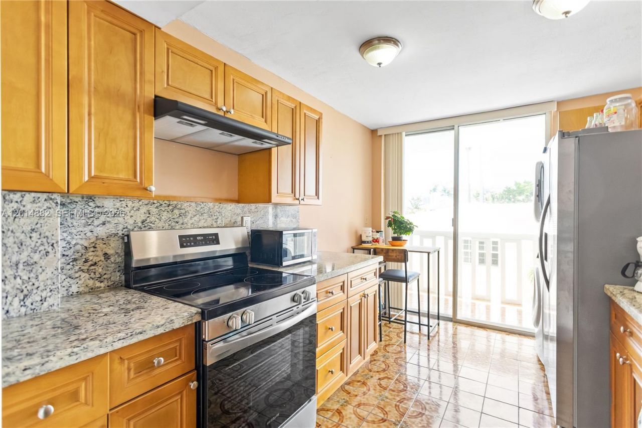 8530 Byron Ave, Unit 302, Miami Beach, FL 33141 Photo