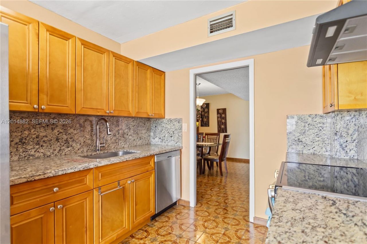 8530 Byron Ave, Unit 302, Miami Beach, FL 33141 Photo
