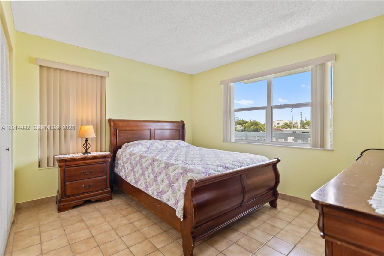 8530 Byron Ave, Unit 302, Miami Beach, FL 33141 Photo