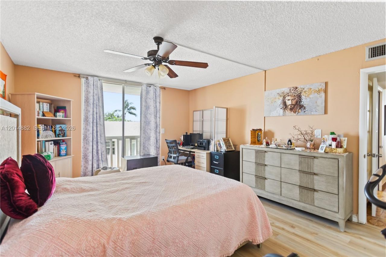 8530 Byron Ave, Unit 302, Miami Beach, FL 33141 Photo