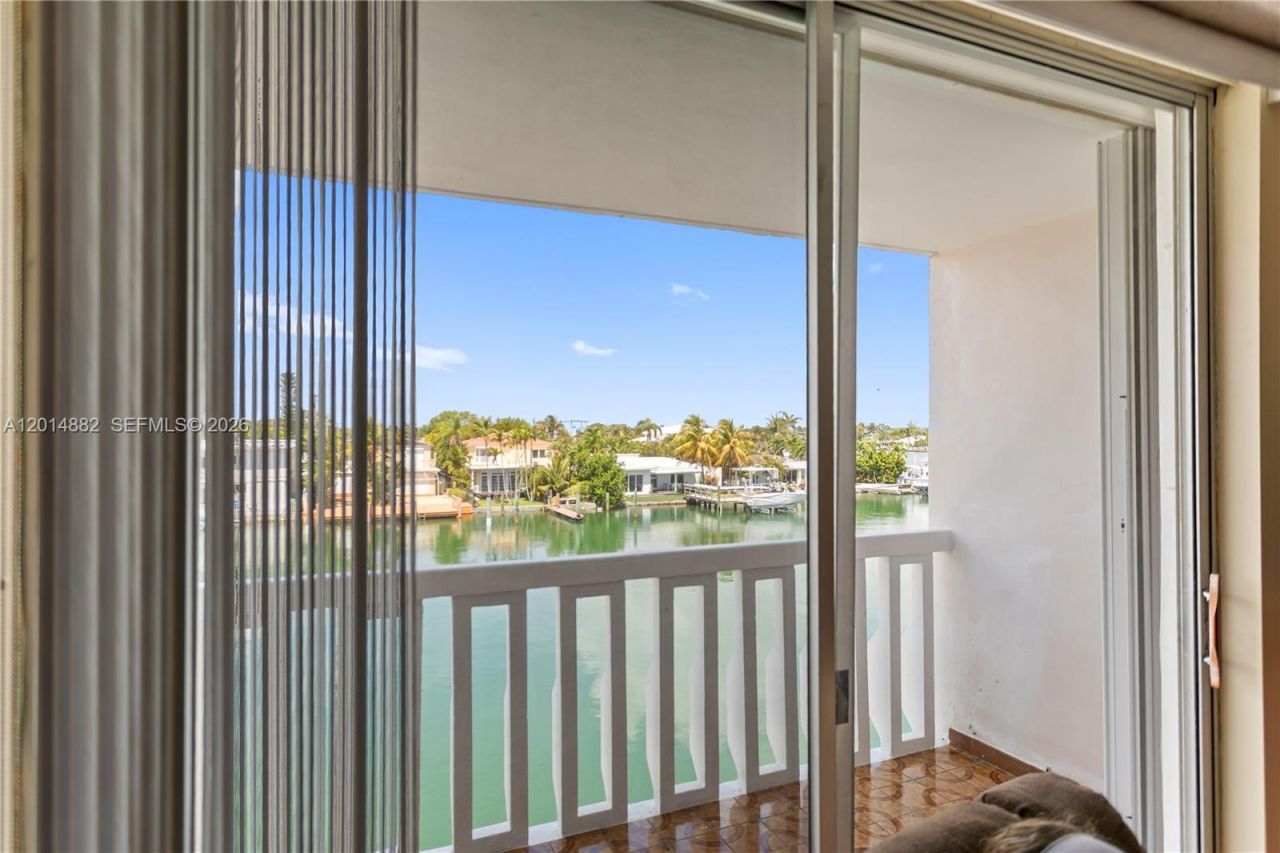 8530 Byron Ave, Unit 302, Miami Beach, FL 33141 Photo