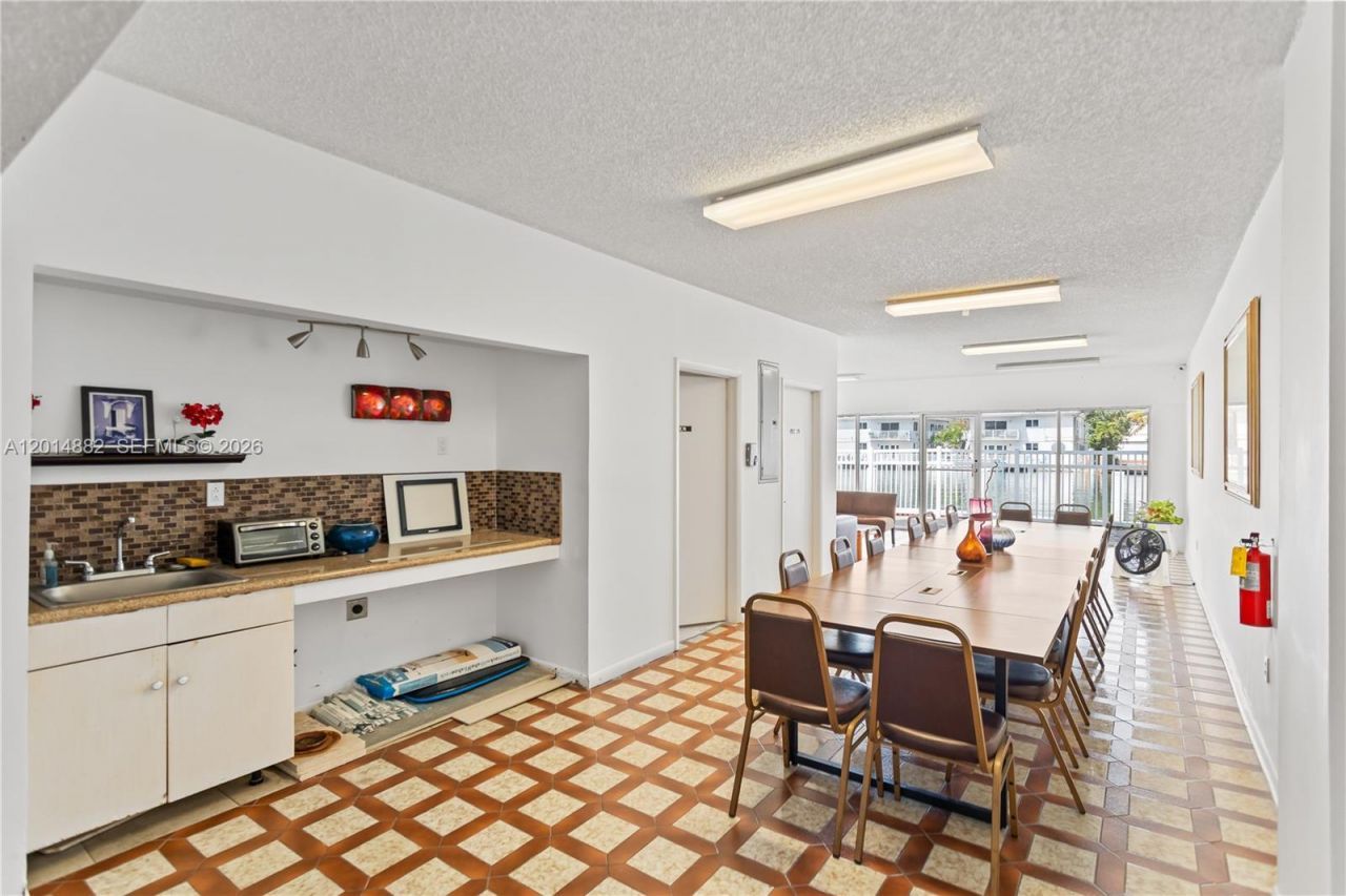 8530 Byron Ave, Unit 302, Miami Beach, FL 33141 Photo