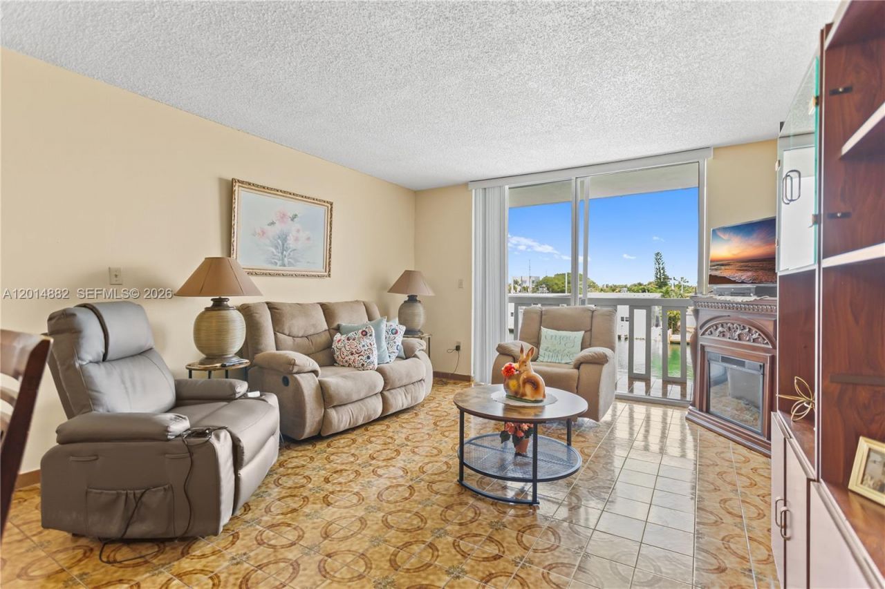 8530 Byron Ave, Unit 302, Miami Beach, FL 33141 Photo