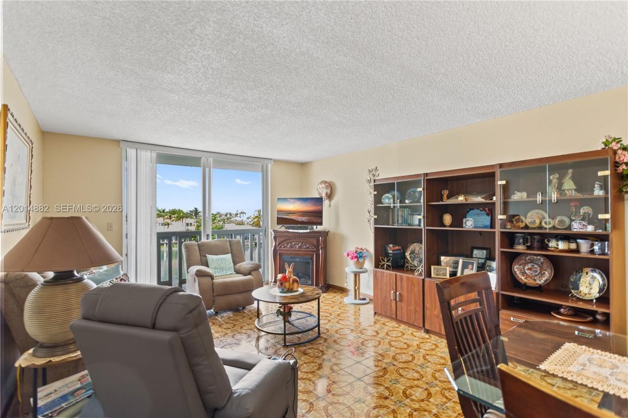 8530 Byron Ave, Unit 302, Miami Beach, FL 33141 Photo